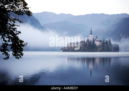 Übernahme von Marien-Wallfahrtskirche auf der Insel im frühen Morgennebel. Lake Bled, Slowenien Stockfoto