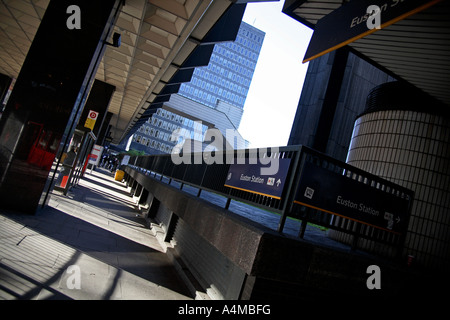 Vorplatz am Euston Square. Euston Station, London, England, UK Stockfoto