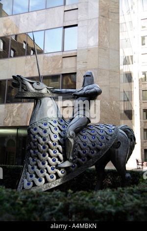 Statue des mittelalterlichen Ritter zu Pferd. Devonshire Square, Stadt, London, England, UK Stockfoto