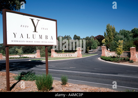 Der Eingang zum Weingut Yalumba in South Australia. Es ist Australiens älteste familiengeführte Weingut. Stockfoto