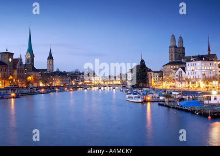 Abenddämmerung Blick auf den Fluss Limmat und alte Stadt Zürich Schweiz. Stockfoto