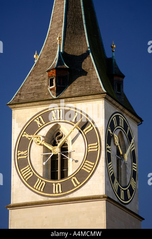 Der Uhrturm und Glockenturm der St.-Peter Kirche in Zürich Schweiz. Es ist das größte Ziffernblatt Europas (8, 7m). Stockfoto
