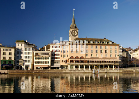 St Peter Kirche und Gebäude der Altstadt entlang der Limmat in Zürich Schweiz. Stockfoto