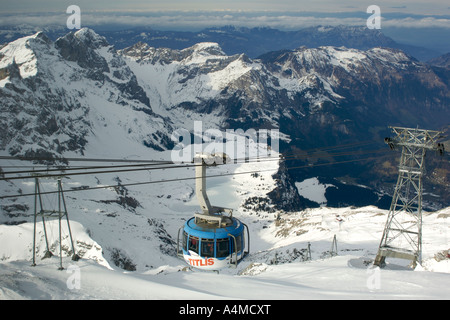 Die Titlis Rotair Gondel nahe dem Gipfel des Mount Titlis in den Schweizer Alpen. Stockfoto