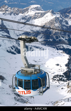 Die Titlis Rotair Gondel nahe dem Gipfel des Mount Titlis in den Schweizer Alpen. Stockfoto