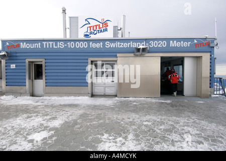 Das Gebäude auf dem Gipfel des Mount Titlis in den Schweizer Alpen. Stockfoto