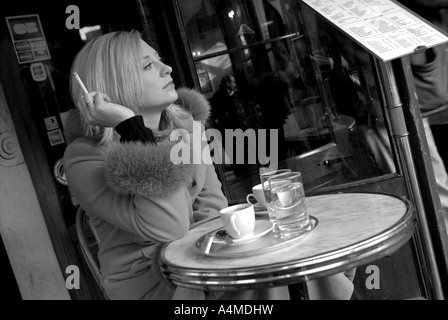 Frau Kaffeegenuss bei Les Deux Margots Café Paris Stockfoto