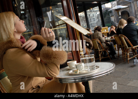 Frau Kaffeegenuss bei Les Deux Magots Café Paris Stockfoto