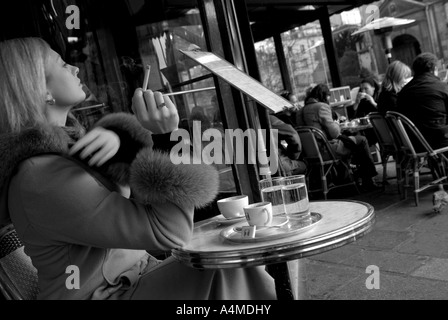 Frau Kaffeegenuss bei Les Deux Magots Café Paris Stockfoto