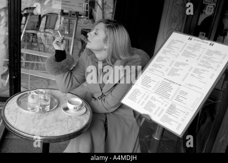 Frau Kaffeegenuss bei Les Deux Magots Café Paris Stockfoto