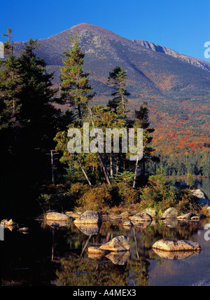 Küste Bäume und Mount Katahdin Sandy Stream Teich Herbst Baxter State Park Stockfoto