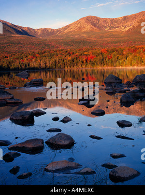 Hamlin Peak und Sandy Stream Teich Herbst Farben Sonnenaufgang Flanken des Mount Katahdin Baxter State Park Stockfoto