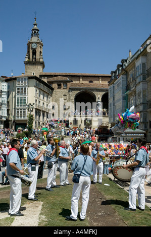 Musiker spielen in Plaza De La Virgen Blanca, Fiesta De La Virgen Blanca, Vitoria-Gasteiz, Baskenland, Spanien Stockfoto