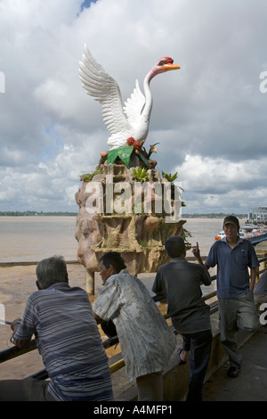 Malaysia Borneo Sarawak Sibu Schwan Stadt Symbol Funktion auf Rejang River waterfront Stockfoto