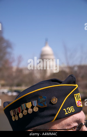 Pensionierter Soldat tragen American Legion Post 136 Greensbelt MD Kappe und Medaillen mit Vereinigte Staaten Kapitol-Gebäudes im Hinterg Stockfoto