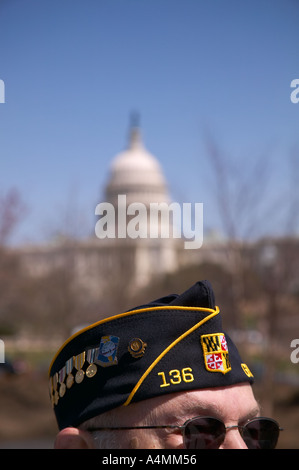 Pensionierter Soldat tragen American Legion Post 136 Greensbelt MD Kappe und Medaillen mit dem United States Capitol Gebäude auf der Rückseite Stockfoto