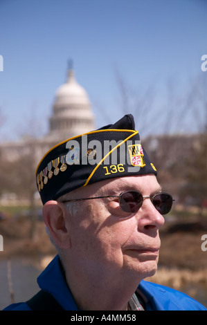 Pensionierter Soldat tragen American Legion Post 136 Greensbelt MD Kappe und Medaillen mit Vereinigte Staaten Kapitol-Gebäudes im Hinterg Stockfoto