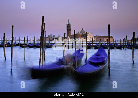 Italien Venedig vertäut Gondeln schwingen am Canal Grande. Insel-Kloster und die Kirche San Giorgio Maggiore im Hintergrund Dämmerung Stockfoto