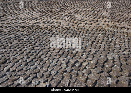 Platten aus Schiefer für das Kirchendach Chastel in St Floret (Frankreich). Toit de Lauzes de l'Église du site du Chastel. Stockfoto