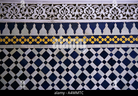 Fes el Bali, Marokko. Traditionelle Zellij Wandfliesen in der Medina Stockfoto