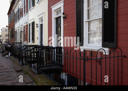 Reihenhäuser in verschiedenen Farben auf ruhigen Wohnstraße in Georgetown Washington DC USA Stockfoto