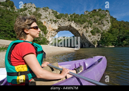 Ein kleiner Rest von Vallon Pont d ' Arc naturale (Frankreich). Une petite Pause À Hauteur de l ' Arche de Vallon Pont d ' Arc (Frankreich) Stockfoto