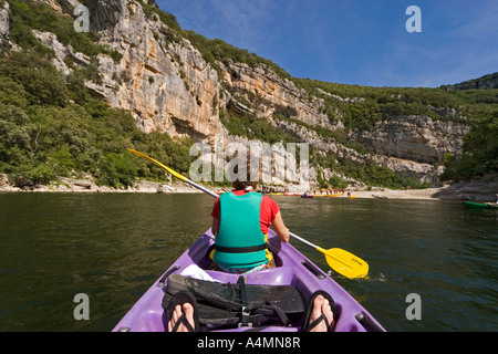 Die Schluchten des Flusses Ardèche im Kanu (Frankreich) hinunter.  Descente des Gorges de l'Ardèche En Freiluftspiele (Frankreich). Stockfoto