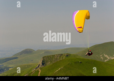 Ein Gleitschirm über dem Sancy massiv (Puy de Dôme - Frankreich). Parapentiste En Vol Dans le Massif du Sancy (Puy de Dôme - Frankreich). Stockfoto