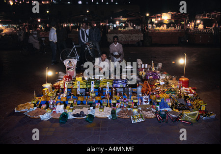Marokko Marrakesch Herbalist verkaufen natürliche Heilmittel am Djemaa el Fna entfernt Stockfoto