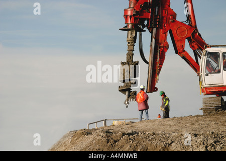 Bau einer Überführung an einer belebten Kreuzung. Stockfoto