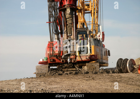 Bau einer Überführung an einer belebten Kreuzung. Stockfoto