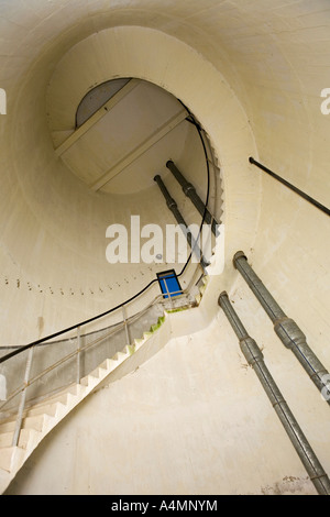 Innere des Wasserturm zeigt eine Wendeltreppe (Frankreich). Escalier de Colimaçon À l' Intérieur d' un Château d' Eau (Frankreich). Stockfoto