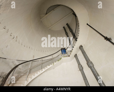 Innere des Wasserturm zeigt eine Wendeltreppe (Frankreich). Escalier de Colimaçon À l' Intérieur d' un Château d' Eau (Frankreich). Stockfoto