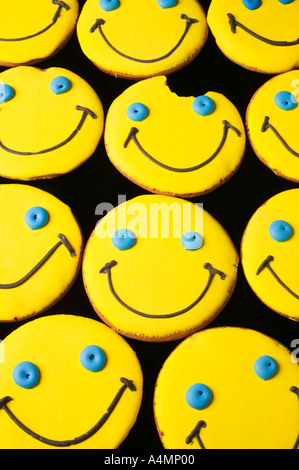 Smilely Gesicht Cookies mit einem mit einem Biss herausgenommen Stockfoto