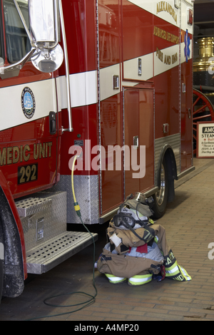 Feuerwehr-Schutzausrüstung sitzt bereit durch die Tür der Medic Unit im Feuerwehrhaus Alexandria Virginia USA Stockfoto