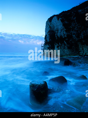 kalte blaue Wintertag bei Süßwasser Bay uk der Isle Of wight Stockfoto