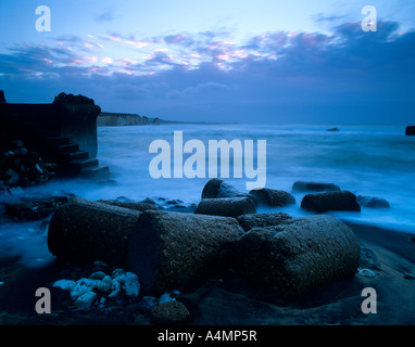 kalte blaue Wintertag bei Süßwasser Bay uk der Isle Of wight Stockfoto