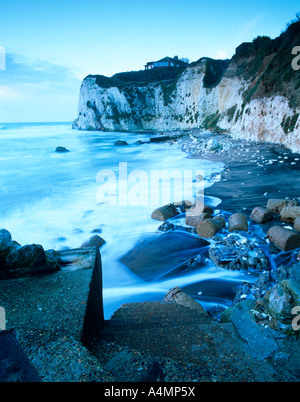 kalte blaue Wintertag bei Süßwasser Bay uk der Isle Of wight Stockfoto