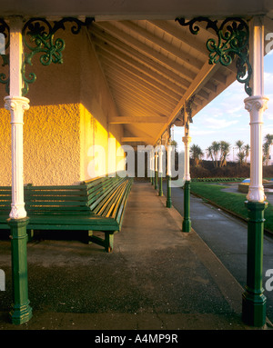 Pavillion Tierheim Colonade am Minigolfplatz auf Esplanade Promenade in der Nähe von Piers, Shanklin Isle Of Wight England uk Stockfoto