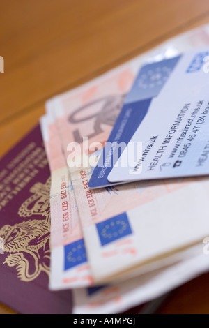 UK-Europäische Krankenversicherungskarte mit Euro-Bargeld Stockfoto