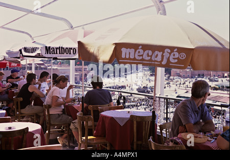 Marrakesch Marokko Afrika Restaurant Dachterrasse mit Blick auf Djemaa El Fna entfernt Stockfoto