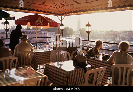 Marrakesch Marokko Afrika Dach Terrassen-Café-Restaurant mit Blick auf Djemaa El Fna entfernt. Sonnenuntergang Stockfoto