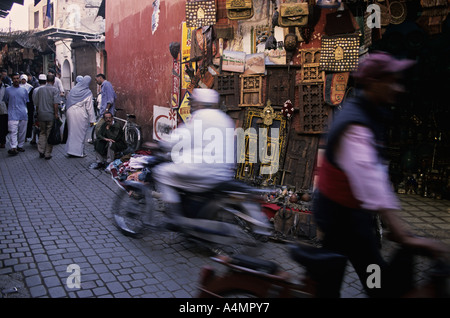 Marokko Marrakesch Motorradfahrer im souk Stockfoto