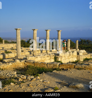 Junges Paar stehen in den Ruinen des Heiligtum des Apollo in der Nähe von Kourion Hylates Zypern Stockfoto