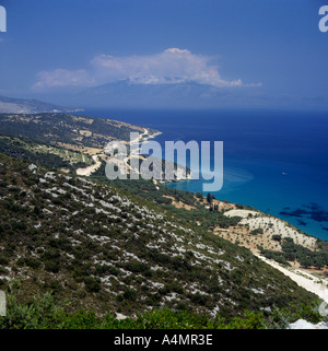 Blick hinunter auf die Nordküste entlang der North Shore von Alikes auf Zakynthos Insel mit Cephalonia im Abstand der griechischen Inseln Stockfoto