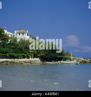 Blick über schöne kleine Bucht am Ammoudhi Beach auf Zakynthos Insel mit Cephalonia in die Ferne Gipfel der griechischen Inseln Stockfoto