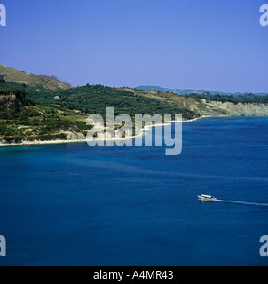 Blick über eine wunderschöne Bucht kleine weiße Motorboot Segeln mit Gefolge am blauen Meer an Keri auf Zakynthos Insel der griechischen Inseln Stockfoto