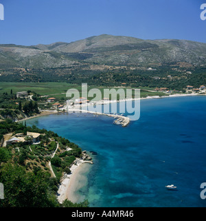 Blick über eine große Bucht im Keri mit typischen lokalen Strand und kleine weiße Motorboot auf Zakynthos Insel der griechischen Inseln Stockfoto