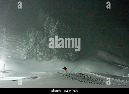 Nacht Zeit Winter Langlauf Ski Skater in der Silhouette auf kleinen Hügel auf Flutlicht Langlaufen verfolgen Engelberg Obwalden Schweiz Stockfoto