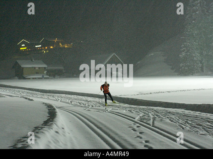 Nacht Zeit Winter cross Country Ski Skater in der Silhouette Skifahren über Langlaufen beleuchtet Spur bei Engelberg Obwalden Schweiz Stockfoto